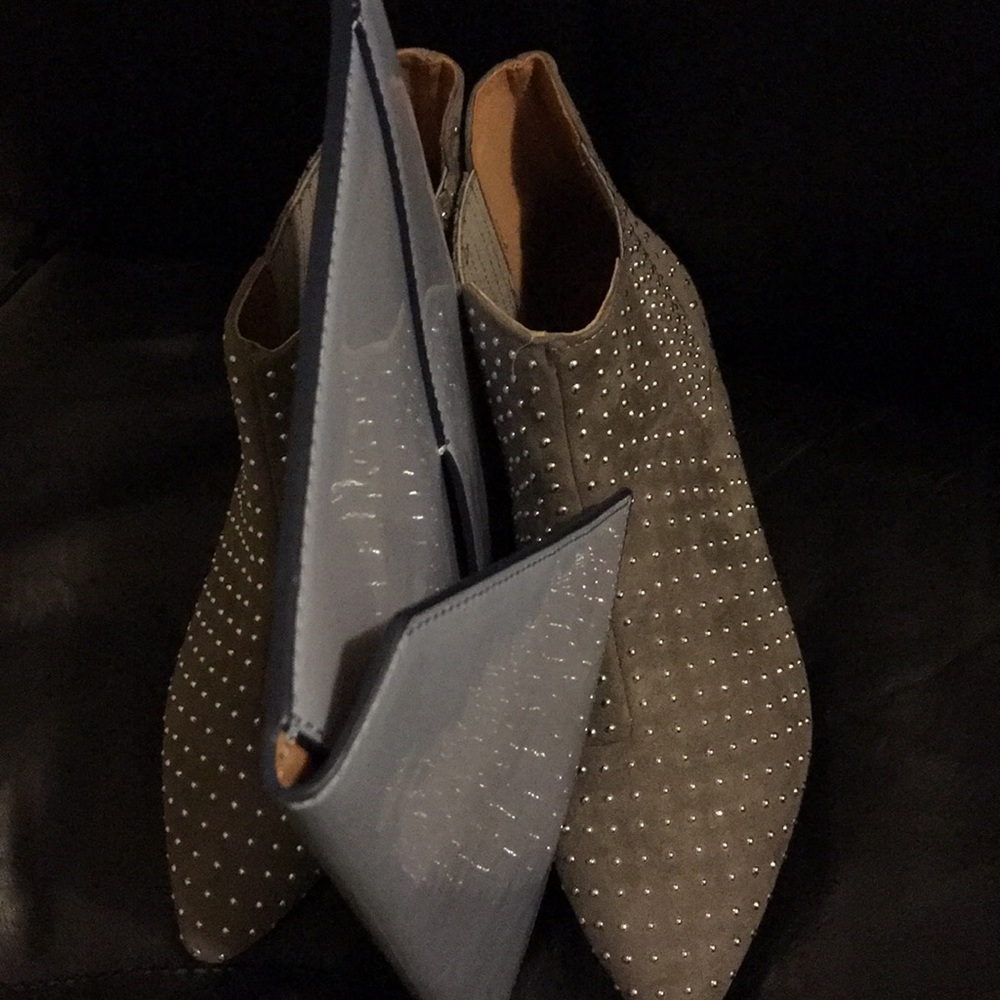 Drop the mic in a soft blue clutch 🎤 - Picture 5 of 8
